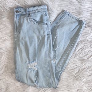 Wild Fable size 6 high rise mom jean distressed light wash